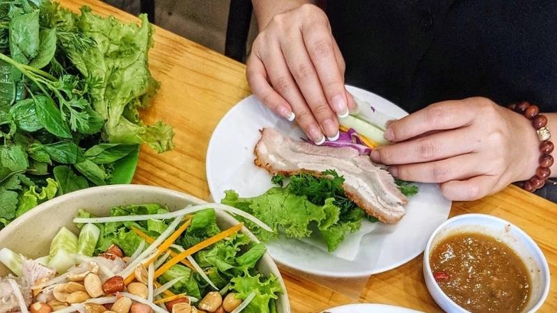cuốn bánh tráng cuốn thit heo