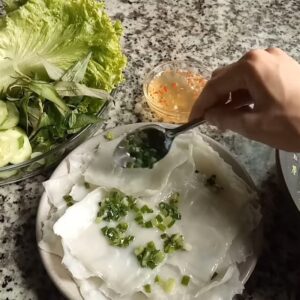 quét mỡ hành lên bánh tráng hấp hành