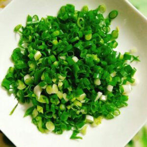 sắt hành lá làm bánh tráng trộn tóp mỡ