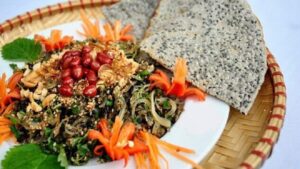 thành phẩm món hến xúc bánh tráng