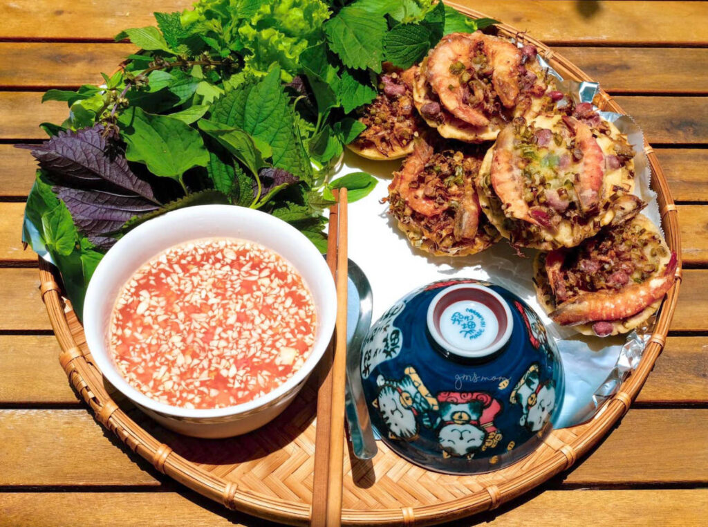thưởng thức bánh vá gò công