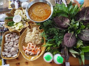 thưởng thức gỏi lá