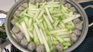 canh bầu nấu cá thác lác