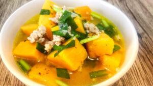 canh bí đỏ thịt bằm