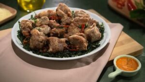 sườn chiên lá lốt