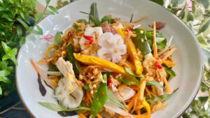 gỏi gà ủ muối măng cụt