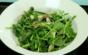 rau mồng tơi xào nấm