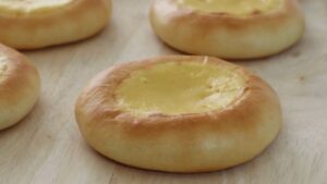 bánh kem nhân trứng