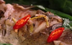 cá kình hấp rau mồng tơi