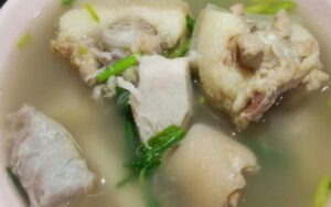 đuôi heo hầm khoai môn