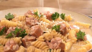 pasta kem xúc xích