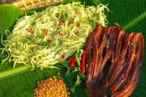 Hương vị chua cay mặn ngọt của gỏi xoài.