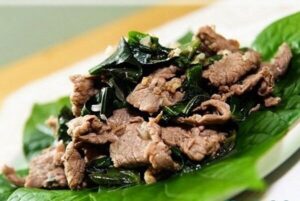 Bò xào lá lốt: đậm đà và dễ ăn.