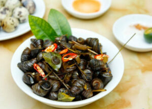 Ốc luộc chấm mắm gừng.Nguồn: Đầu Bếp Gia Đình