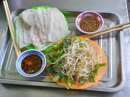 Bánh xèo vỏ bình định ăn kèm rau sống hết sảy