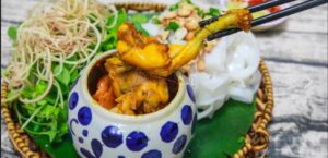 mì quảng ếch ăn cùng bánh tráng sachi